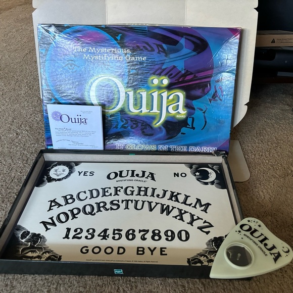 Ouija Board Game - Glow in the Dark - Picture 2 of 9